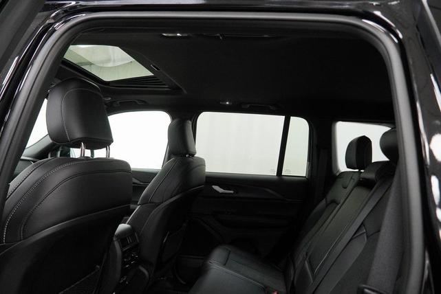 Photo of 2025 Diamond Black Crystal Pearlcoat Jeep Grand Cherokee