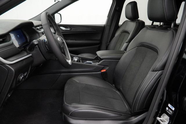 Photo of 2025 Diamond Black Crystal Pearlcoat Jeep Grand Cherokee