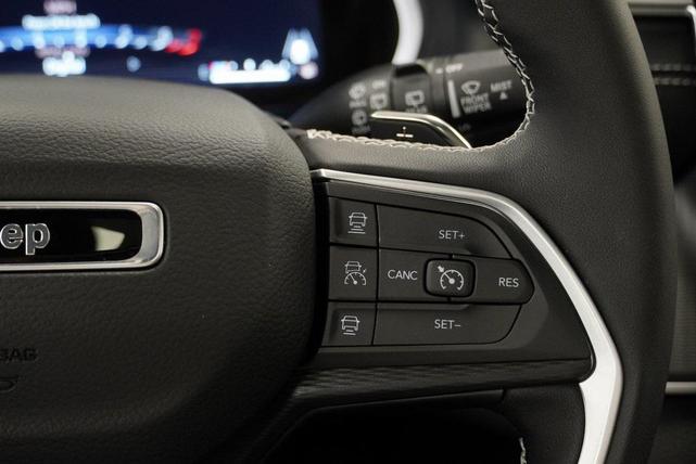 Photo of 2025 Diamond Black Crystal Pearlcoat Jeep Grand Cherokee