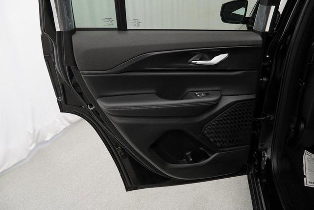 Photo of 2025 Diamond Black Crystal Pearlcoat Jeep Grand Cherokee