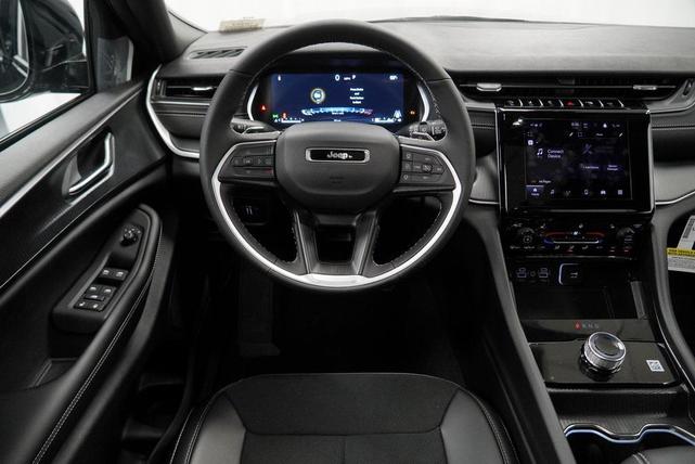 Photo of 2025 Diamond Black Crystal Pearlcoat Jeep Grand Cherokee