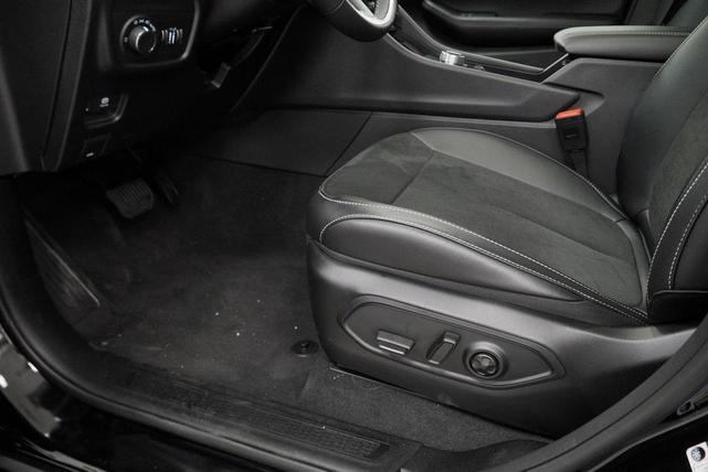 Photo of 2025 Diamond Black Crystal Pearlcoat Jeep Grand Cherokee