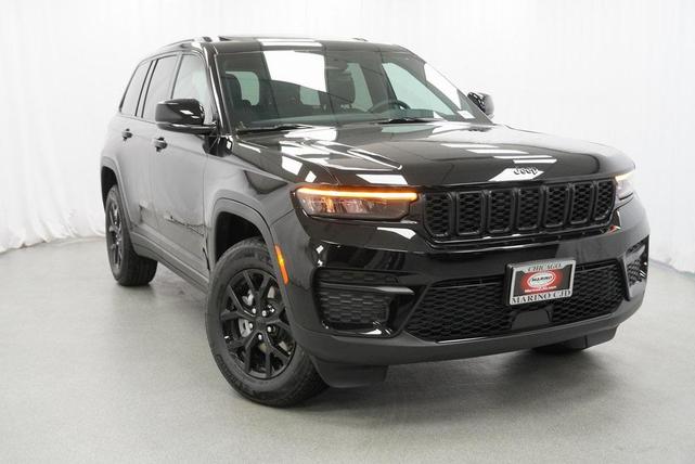 Photo of 2025 Diamond Black Crystal Pearlcoat Jeep Grand Cherokee