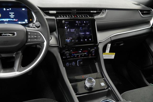 Photo of 2025 Diamond Black Crystal Pearlcoat Jeep Grand Cherokee
