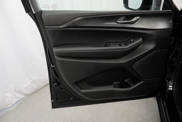 Photo of 2025 Diamond Black Crystal Pearlcoat Jeep Grand Cherokee