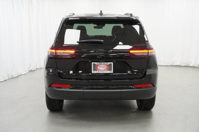 Photo of 2025 Diamond Black Crystal Pearlcoat Jeep Grand Cherokee