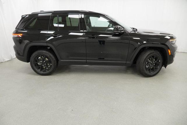 Photo of 2025 Diamond Black Crystal Pearlcoat Jeep Grand Cherokee