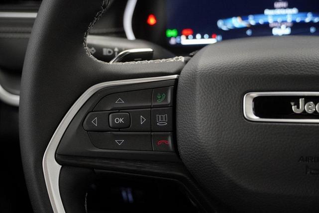 Photo of 2025 Diamond Black Crystal Pearlcoat Jeep Grand Cherokee