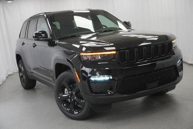 Photo of 2025 Diamond Black Crystal Pearlcoat Jeep Grand Cherokee