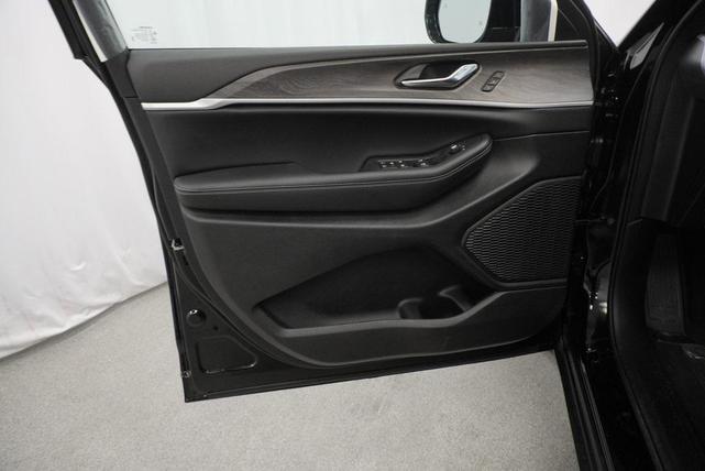 Photo of 2025 Diamond Black Crystal Pearlcoat Jeep Grand Cherokee