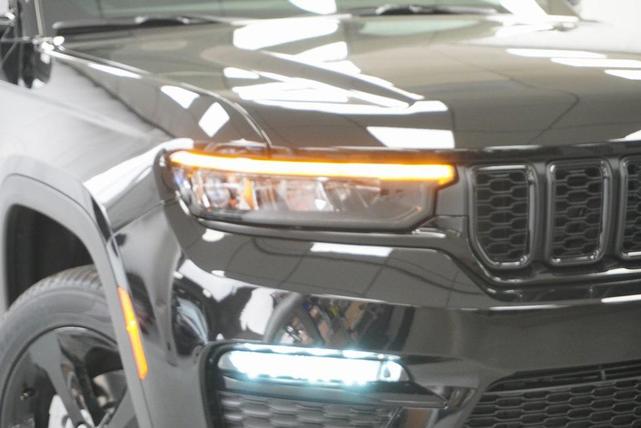 Photo of 2025 Diamond Black Crystal Pearlcoat Jeep Grand Cherokee