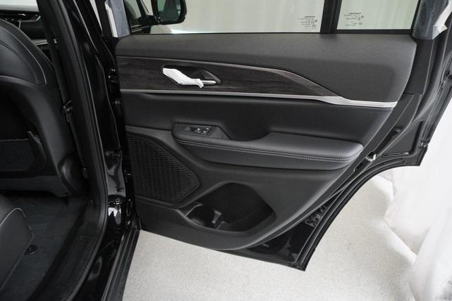Photo of 2025 Diamond Black Crystal Pearlcoat Jeep Grand Cherokee