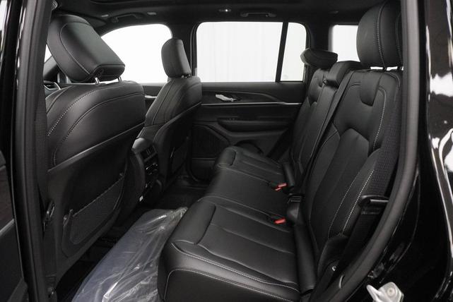 Photo of 2025 Diamond Black Crystal Pearlcoat Jeep Grand Cherokee
