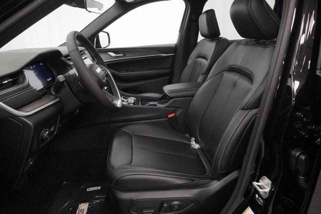 Photo of 2025 Diamond Black Crystal Pearlcoat Jeep Grand Cherokee