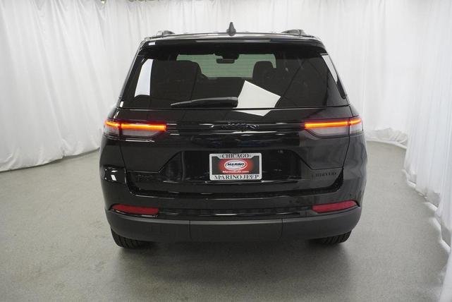 Photo of 2025 Diamond Black Crystal Pearlcoat Jeep Grand Cherokee