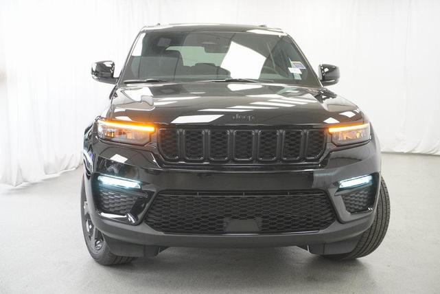 Photo of 2025 Diamond Black Crystal Pearlcoat Jeep Grand Cherokee