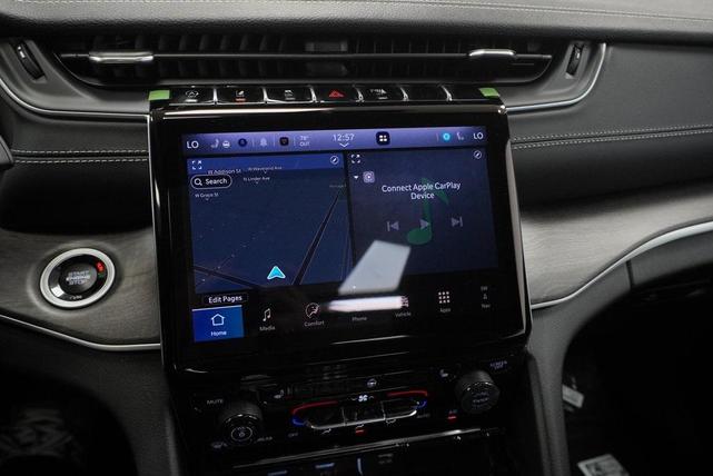 Photo of 2025 Diamond Black Crystal Pearlcoat Jeep Grand Cherokee