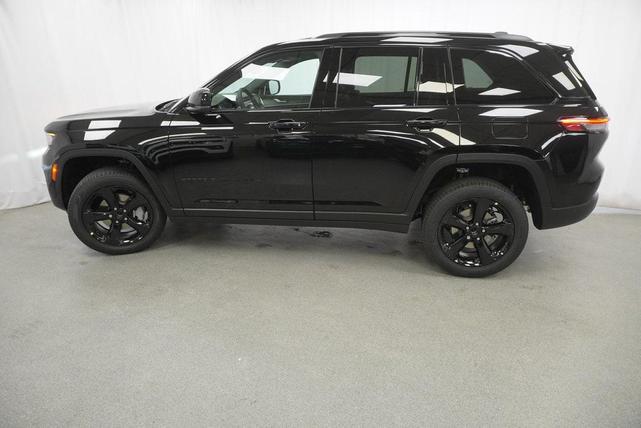 Photo of 2025 Diamond Black Crystal Pearlcoat Jeep Grand Cherokee