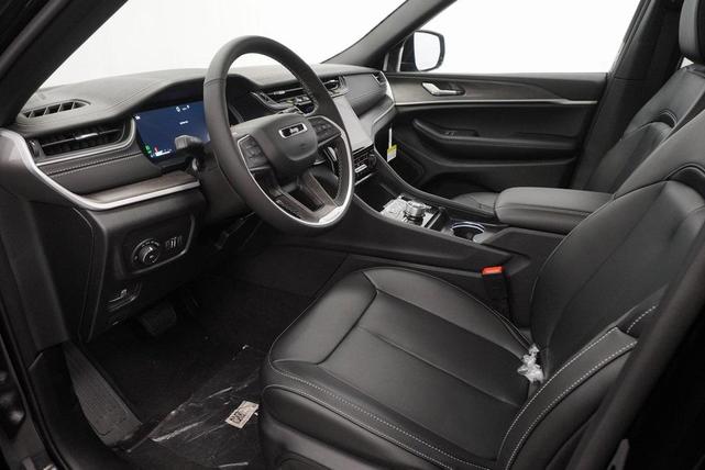 Photo of 2025 Diamond Black Crystal Pearlcoat Jeep Grand Cherokee