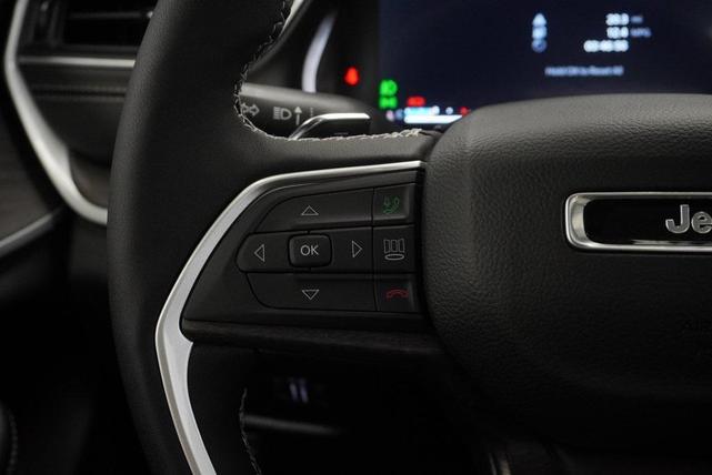 Photo of 2025 Diamond Black Crystal Pearlcoat Jeep Grand Cherokee