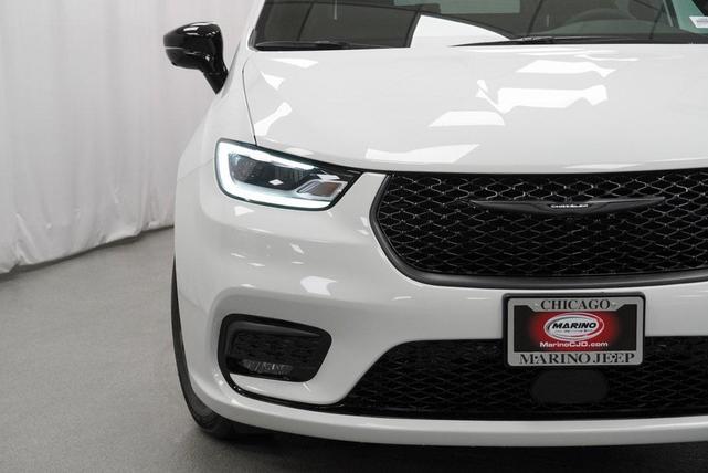 Photo of 2025 Bright White Chrysler Pacifica