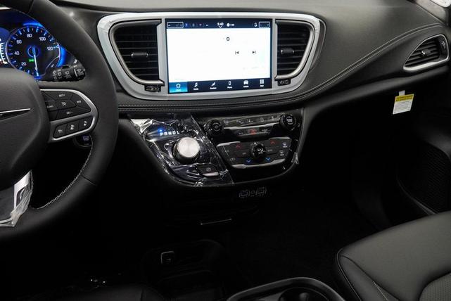Photo of 2025 Bright White Chrysler Pacifica