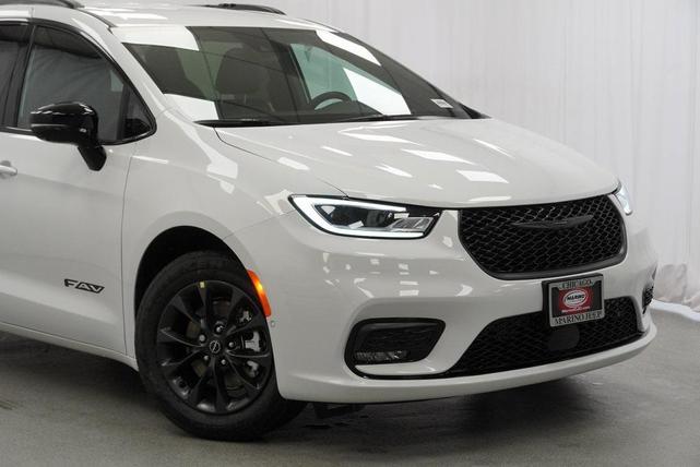 Photo of 2025 Bright White Chrysler Pacifica