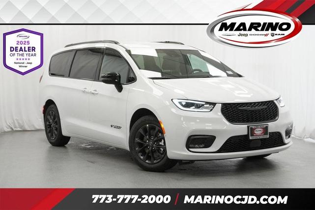 Photo of 2025 Bright White Chrysler Pacifica