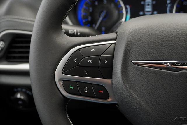 Photo of 2025 Bright White Chrysler Pacifica