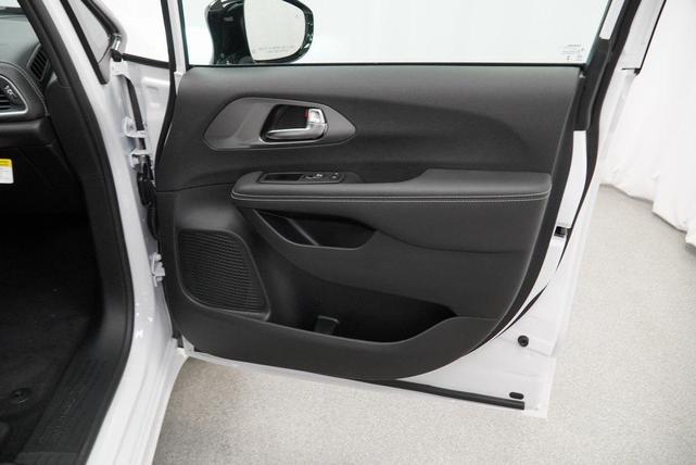 Photo of 2025 Bright White Chrysler Pacifica