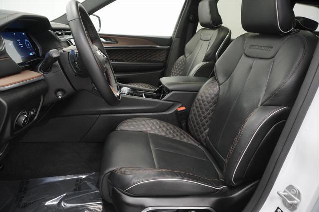 Photo of 2023 Bright White Clearcoat Jeep Grand Cherokee