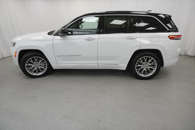 Photo of 2023 Bright White Clearcoat Jeep Grand Cherokee