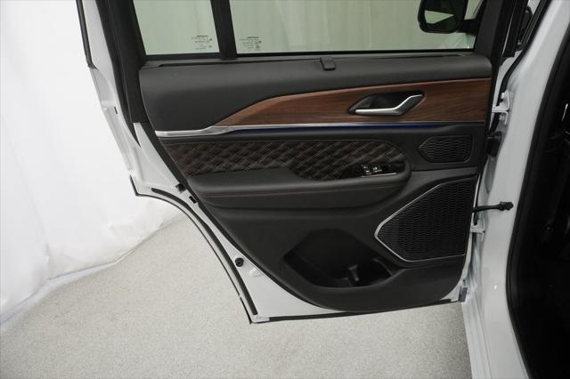 Photo of 2023 Bright White Clearcoat Jeep Grand Cherokee