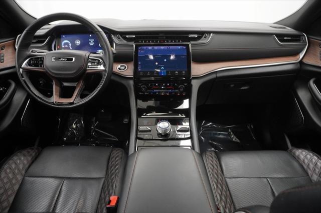 Photo of 2023 Bright White Clearcoat Jeep Grand Cherokee