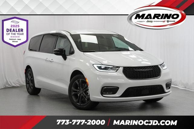 Photo of 2026 Bright White Chrysler Pacifica