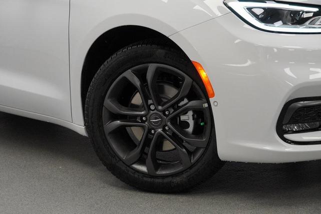 Photo of 2026 Bright White Chrysler Pacifica