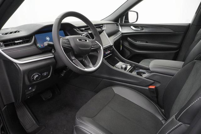 Photo of 2025 Diamond Black Crystal Pearlcoat Jeep Grand Cherokee L
