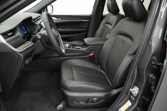 Photo of 2025 Baltic Gray Metallic Clearcoat Jeep Grand Cherokee L