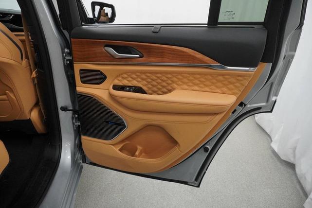 Photo of 2023 Silver Zynith Jeep Grand Cherokee 4xe