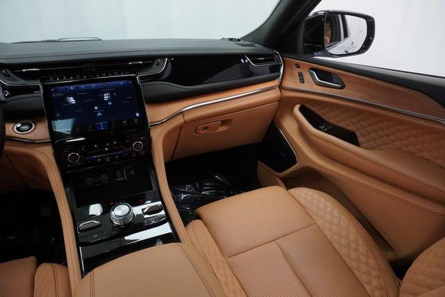 Photo of 2023 Silver Zynith Jeep Grand Cherokee 4xe