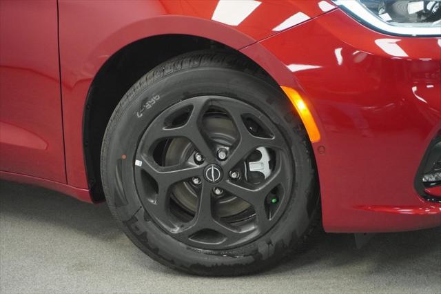 Photo of 2025 Pearl Chrysler Pacifica Hybrid
