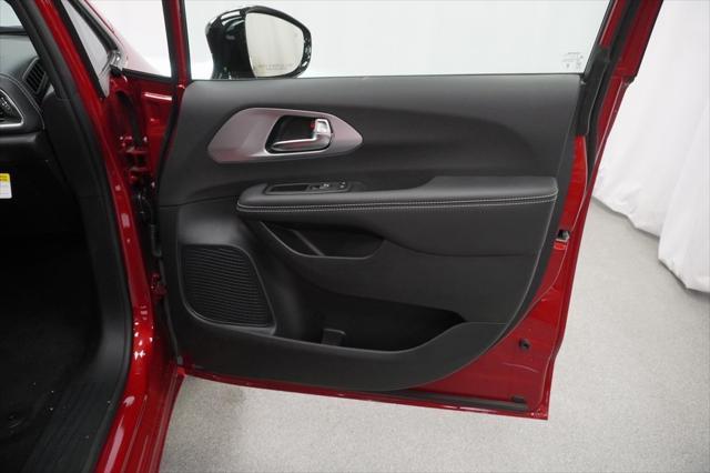 Photo of 2025 Pearl Chrysler Pacifica Hybrid