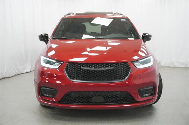 Photo of 2025 Pearl Chrysler Pacifica Hybrid