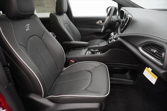 Photo of 2025 Pearl Chrysler Pacifica Hybrid
