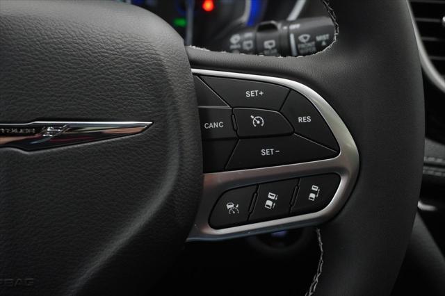 Photo of 2025 Bright White Chrysler Pacifica