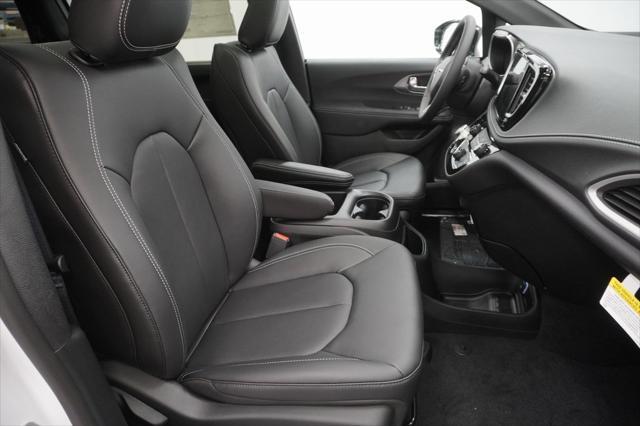 Photo of 2025 Bright White Chrysler Pacifica