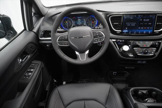 Photo of 2025 Bright White Chrysler Pacifica