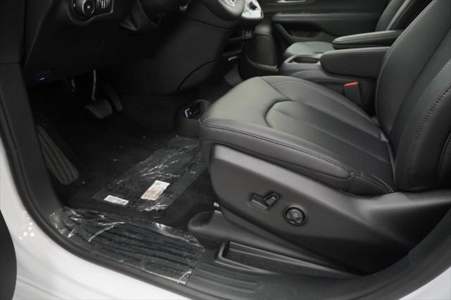 Photo of 2025 Bright White Chrysler Pacifica