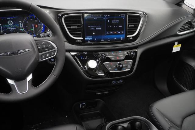 Photo of 2025 Bright White Chrysler Pacifica