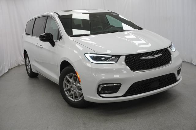 Photo of 2025 Bright White Chrysler Pacifica